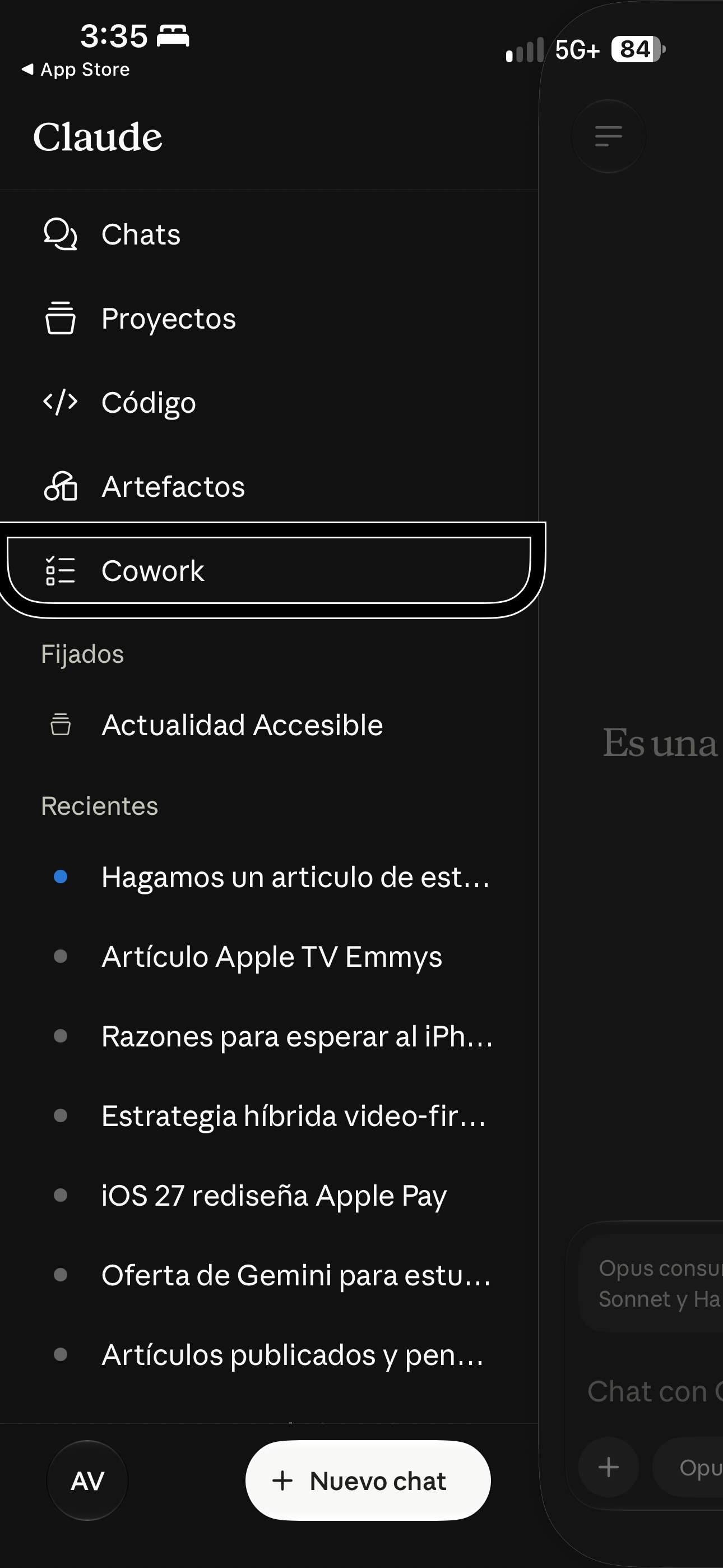 Menú lateral de Claude en un iPhone con las opciones Chats, Proyectos, Código, Artefactos y Cowork; Chats y Cowork todavía aparecen como secciones separadas.