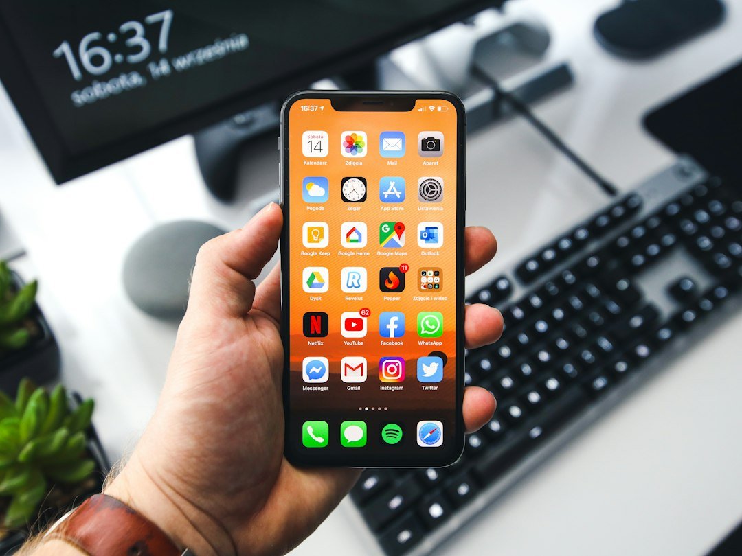 Un iPhone sobre una superficie. Fotografía ilustrativa; no muestra la pantalla de iOS 27.0.1.