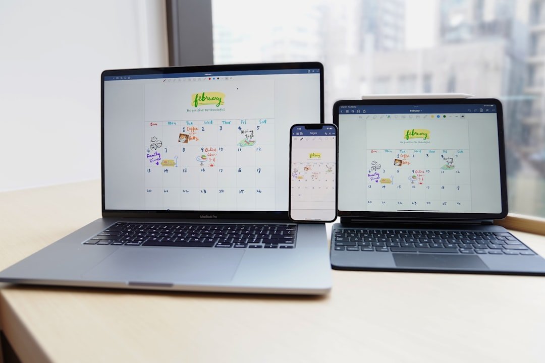 Teléfono, tableta y computadora mostrando un calendario sincronizado sobre un escritorio.