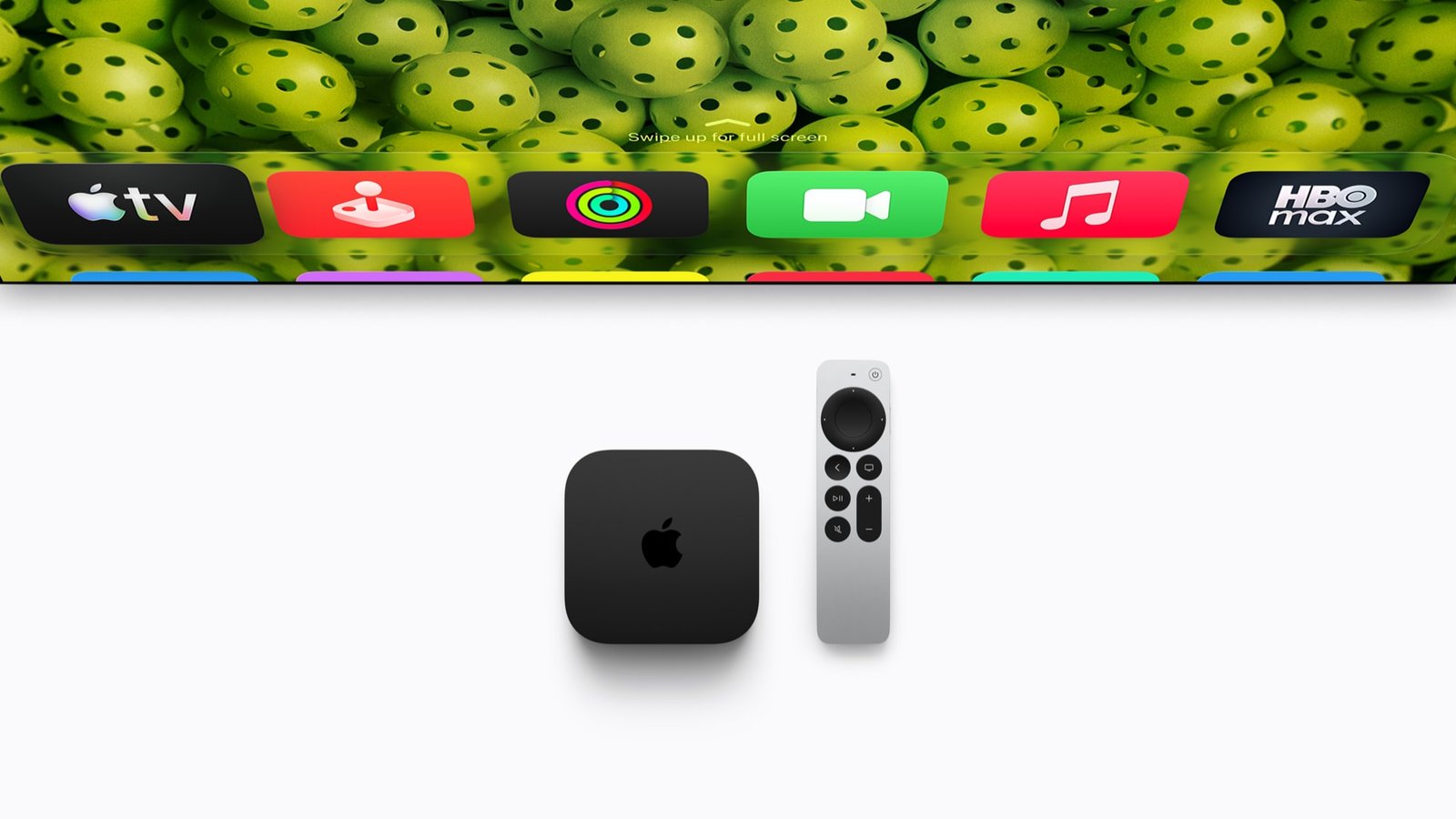Apple TV 4K negro junto a un Siri Remote plateado, sobre un fondo blanco.