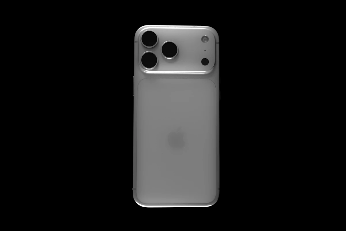 Parte trasera de un iPhone plateado con tres cámaras, centrado sobre un fondo negro.